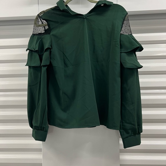 Green blouse with black lace shoulders size small - Picture 2 of 2